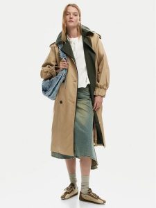 Desigual Trencz Chaq Polo 26SWEW12 Brązowy Regular Fit. Brązowe płaszcze Desigual, s, bez wzorów, z bawełny, bez kaptura. Za 969,99 zł.