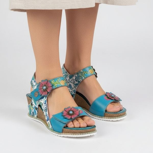 Sandały damskie Laura Vita, ze skóry naturalnej z odkrytym przodem i wielokolorowe wstawki z nadrukiem, niebieskie, Bonito 38 AS313-38 Turquoise. Niebieskie sandały LAURA VITA, bez wzorów, ze skóry, z otwartym noskiem, bez obcasa, na koturnie, bez zapięcia. Za 332,90 zł.