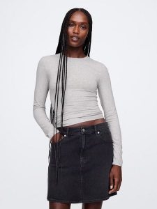 GAP Koszulka w kolorze szarym rozmiar: XL. Szare bluzki GAP, xl, bez wzorów, bez kołnierzyka, bez ramiączek. Za 78,47 zł.