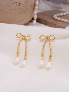 Pierres delicates Pozłacane kolczyki-wkrętki z perłami syntetycznymi rozmiar: onesize. Żółte kolczyki Pierres delicates, z perłą, pozłacane. Za 91,99 zł.