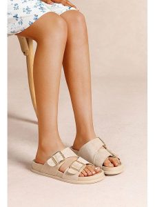 Foreverfolie Klapki w kolorze khaki rozmiar: 41. Brązowe klapki Foreverfolie, bez wzorów, z otwartym noskiem, bez obcasa. Za 109,78 zł.