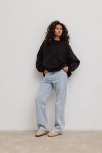 Bluza damska o kroju oversize z HAFTEM w kolorze TOTALLY BLACK - CRAFT-UNI. Czarne bluzy Marsala, m, bez wzorów, z bawełny, bez kaptura. Za 349,90 zł.