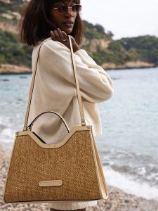 Maison héritage PARIS Torebka "Cassis" w kolorze beżowym - 31 x 44 x 10 cm rozmiar: onesize. Brązowe torebki klasyczne Maison héritage PARIS, bez wzorów, z materiału, przez ramię, bez dodatków. Za 382,99 zł.