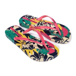 Japonki damskie Ipanema Graffiti III. Czerwone klapki Ipanema, bez wzorów, z materiału, bez obcasa. Za 59,99 zł.