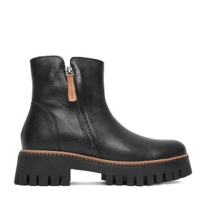 Botki Lasocki. Czarne botki Lasocki, bez wzorów, bez obcasa, na płaskiej podeszwie, bez zapięcia. Za 279,99 zł.