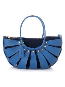 Lucky Bees Torebka "Ingrid" w kolorze niebieskim - 35 x 18 x 15 cm rozmiar: onesize. Niebieskie torebki klasyczne Lucky Bees, bez wzorów, z materiału, bez dodatków. Za 86,99 zł.