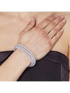 MENTHE À L'O Bransoletka z kryształami rozmiar: onesize. Szare bransoletki MENTHE À L'O, z kryształem, srebrne. Za 100,28 zł.