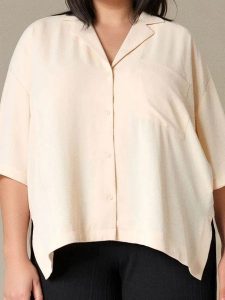 Koszula z kieszonką - kremowy. Białe koszule Sinsay, l, bez wzorów, bez kołnierzyka, plus size, bez ramiączek. W wyprzedaży za 33,99 zł.