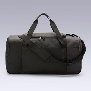 Torba sportowa Kipsta Essential 55 l. Czarne torby podróżne i sportowe DECATHLON, bez wzorów, z materiału, na ramię. Za 59,99 zł.