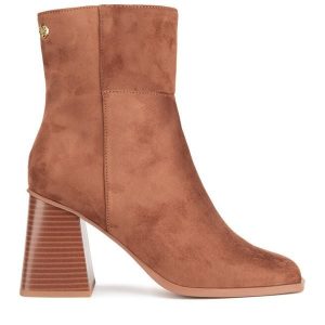 Botki Nine West. Brązowe botki Nine West, bez wzorów, bez obcasa, na słupku, bez zapięcia. Za 279,99 zł.