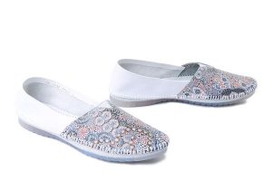 MACIEJKA 1930W-66/00-0 biały + etniczne wzory, baleriny damskie. Białe balerinki Maciejka, bez wzorów, ze skóry, bez obcasa, bez zapięcia. Za 219,90 zł.