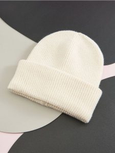 Czapka basic - kremowy. Białe czapki Sinsay, bez wzorów, z materiału. Za 19,99 zł.