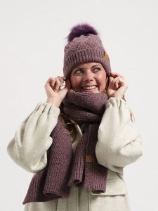 TRAVELIN' Czapka w kolorze fioletowym rozmiar: onesize. Różowe czapki Travelin', bez wzorów, ze skóry. Za 126,99 zł.