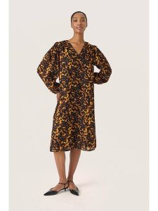 Soaked in Luxury Sukienka w kolorze czarno-musztardowym rozmiar: L. Czarne sukienki Soaked in Luxury, l, bez wzorów, bez kołnierzyka, bez ramiączek, midi. Za 195,99 zł.