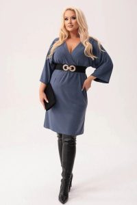 Wiskozowa sukienka Ivette z kopertowym dekoltem w odcieniach jeansu PLUS SIZE XXL JESIEŃ. Sukienki Moda Size Plus Iwanek, do pracy, na jesień, plus size, bez wzorów, z jeansu, biznesowe, bez kołnierzyka, plus size, bez ramiączek, mini, kopertowe. Za 299,90 zł.