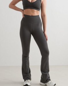 Damskie legginsy bezszwowe rozszerzane, squat proof Shape Seamless ciemnoszare. Szare legginsy AIM'N, bez wzorów, z dzianiny, z podwyższonym stanem, długie. Za 344,00 zł.