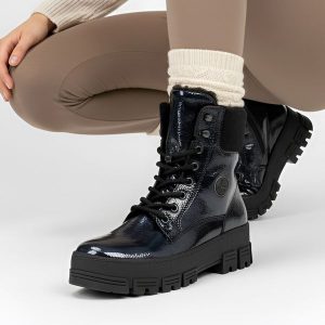 Botki damskie Rieker, na grubej platformie i ocieplane futerkiem, czarne, Y0220-14. Niebieskie botki Rieker, na zimę, bez wzorów, z lakierowanej skóry, bez obcasa, na platformie, bez zapięcia. Za 339,99 zł.