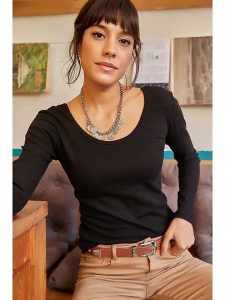 Olalook Bluzka w kolorze czarnym rozmiar: XL. Czarne bluzki Olalook, xl, bez wzorów, bez kołnierzyka, bez ramiączek. Za 43,88 zł.