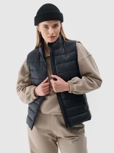 4F Bezrękawnik puchowy pikowany ze stójką damski - czarny S. Czarne kamizelki 4f, s, bez wzorów, z dzianiny, bez kołnierzyka, bez ramiączek, bez kaptura. W wyprzedaży za 79,99 zł.