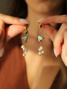 Pierres de Jade Pozłacane kolczyki-wkrętki z perłami rozmiar: onesize. Białe kolczyki Pierres de Jade, z perłą, pozłacane. Za 43,99 zł.