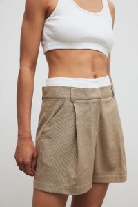 Eleganckie szorty z lnem w kolorze TAUPE - ORIO-XS. Białe szorty Marsala, bez wzorów, z bawełny, eleganckie. Za 319,90 zł.