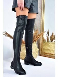 Trendyol Kozaki w kolorze czarnym rozmiar: 39. Czarne kozaki Trendyol, na zimę, bez wzorów, bez obcasa, bez zapięcia. Za 176,08 zł.