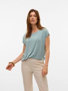 Vero Moda Koszulka w kolorze błękitnym rozmiar: XL. Niebieskie bluzki Vero Moda, xl, bez wzorów, bez kołnierzyka, bez ramiączek. Za 65,69 zł.