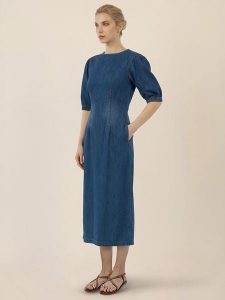 APART Sukienka dżinsowa w kolorze granatowym rozmiar: 38. Niebieskie sukienki Apart, bez wzorów, bez kołnierzyka, bez ramiączek, midi. Za 319,95 zł.