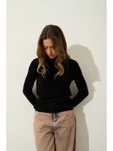 AUTHENTIC CASHMERE Kaszmirowy golf "Bise" w kolorze czarnym rozmiar: M. Czarne golfy AUTHENTIC CASHMERE, na lato, m, bez wzorów, z kaszmiru, bez ramiączek. Za 357,63 zł.