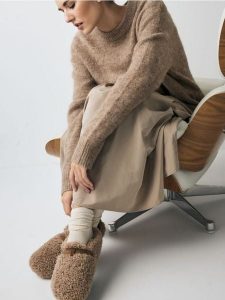 Klapki ze sztucznym futerkiem - beżowy. Brązowe klapki Reserved, bez wzorów, bez obcasa. W wyprzedaży za 79,99 zł.