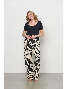 &Co Woman Koszulka "Varia" w kolorze czarnym rozmiar: XXL. Czarne bluzki &Co Woman, xxl, bez wzorów, bez kołnierzyka, bez ramiączek. Za 131,74 zł.