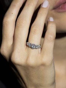 ATELIER DU DIAMANT Złoty pierścionek "Gabriela" z diamentami rozmiar: 52. Szare pierścionki ATELIER DU DIAMANT, z diamentem, złote. Za 6 916,99 zł.