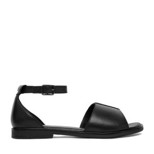 Sandały Lasocki. Czarne sandały Lasocki, bez wzorów, bez obcasa, na płaskiej podeszwie, bez zapięcia. Za 159,99 zł.