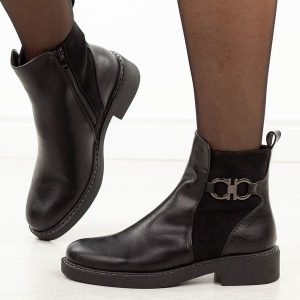 Czarne płaskie botki damskie Jezzi asa252-11. Czarne botki Jezzi, na jesień, z aplikacjami, ze skóry, bez obcasa, na obcasie, bez zapięcia. Za 249,00 zł.