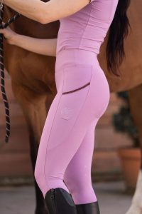 Legginsy jeździeckie z pełnym lejem silikonowym kolor liliowy JD ATTACK. Fioletowe legginsy JD ATTACK, bez wzorów, z elastanu, z podwyższonym stanem. Za 349,00 zł.