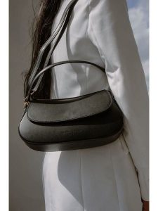 Christian Laurier Skórzana torebka "Isys" w kolorze czarnym - 26 x 14 x 6,5 cm rozmiar: onesize. Czarne torebki klasyczne Christian Laurier, bez wzorów, z materiału, na ramię, bez dodatków. Za 239,99 zł.