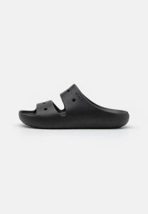 Klapki Dla Dorosłych Crocs Classic V2 Sandal. Czarne klapki Crocs, bez wzorów, z materiału, bez obcasa. Za 135,99 zł.