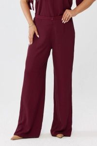 Eleganckie bordowe spodnie Rosa z poszerzoną nogawką PLUS SIZE XXL OVERSIZE JESIEŃ. Czerwone spodnie z wysokim stanem Moda Size Plus Iwanek, bez wzorów, z elastanu, z podwyższonym stanem, krótkie. Za 249,90 zł.
