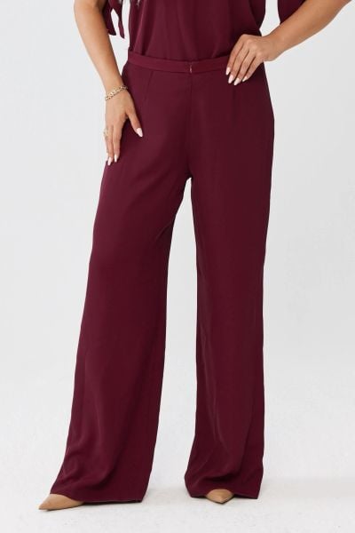Eleganckie bordowe spodnie Rosa z poszerzoną nogawką PLUS SIZE XXL OVERSIZE. Czerwone spódnice Moda Size Plus Iwanek, bez wzorów, z elastanu, z podwyższonym stanem, krótkie. Za 249,90 zł.