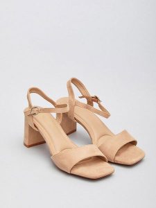 Bellucci Sandały w kolorze beżowym rozmiar: 37. Brązowe sandały Bellucci, bez wzorów, z otwartym noskiem, bez obcasa, na koturnie, bez zapięcia. Za 97,51 zł.