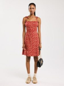 BIG STAR Sukienka w kolorze czerwonym rozmiar: M. Czerwone sukienki Big Star, m, bez wzorów, z wiskozy, retro, bez kołnierzyka, bez ramiączek, midi. Za 104,99 zł.