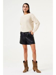 Garcia Sweter w kolorze kremowym rozmiar: M. Brązowe swetry oversize Garcia, m, bez wzorów, ze splotem, bez ramiączek. Za 100,04 zł.