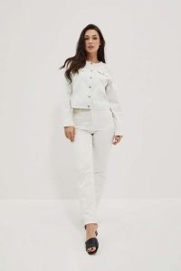 Spodnie mom fit z wysokim stanem. Jeansy MOODO, bez wzorów, z bawełny, z podwyższonym stanem. W wyprzedaży za 55,99 zł.