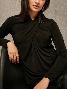 LA Angels Koszulka w kolorze czarnym rozmiar: S. Czarne bluzki LA Angels, s, bez wzorów, bez kołnierzyka, bez ramiączek. Za 126,75 zł.