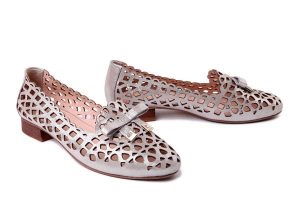 BOCCATO 010.3939 29 srebrny, półbuty damskie. Szare półbuty Boccato, na lato, w ażurowe wzory, ze skóry, bez obcasa, na obcasie, bez zapięcia. Za 288,91 zł.