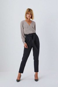 Eleganckie spodnie z wysokim stanem. Szare chinosy MOODO, bez wzorów, z elastanu, z podwyższonym stanem. W wyprzedaży za 38,99 zł.