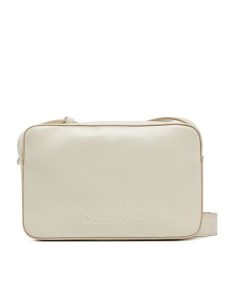 Calvin Klein Torebka Embossed Logo Camera Bag K60K612555 Beżowy. Brązowe listonoszki Calvin Klein, bez wzorów, ze skóry, bez dodatków. Za 249,99 zł.