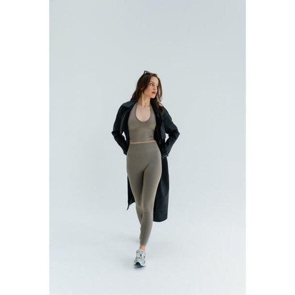 Legginsy modelujące do jogi Moonholi Malibu Evenings z wysokim stanem. Szare legginsy MOONHOLI, bez wzorów, z podwyższonym stanem. Za 359,00 zł.