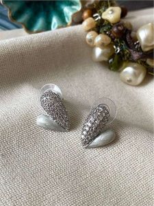 Luseera Pozłacane kolczyki-wkrętki z cyrkoniami rozmiar: onesize. Szare kolczyki Luseera, z cyrkonią, pozłacane. Za 43,99 zł.