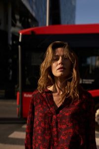 Koszula w kwiaty burgundowa. Czerwone koszule MOODO, l, bez wzorów, z poliamidu, bez kołnierzyka, bez ramiączek. Za 119,99 zł.